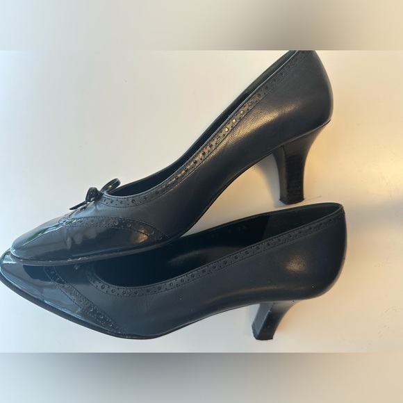 SALVATORE FERRAGAMO Vintage Sz 8 AA Black Navy Blue Patent Leather Kitten Heel - Picture 6 of 15